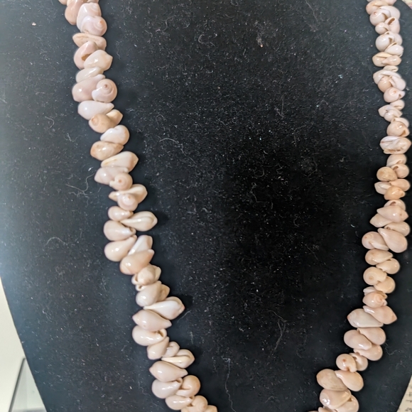 Elegant Cream Beaded Shell Necklace - Picture 3 of 9